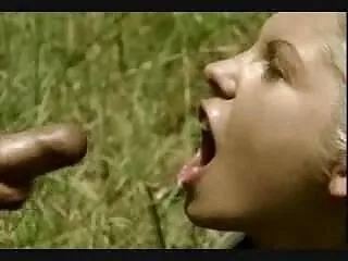 გოგონა ტრიალებს ქალაქში შუშის ყუთში და ეშვება ყველას თვალწინ