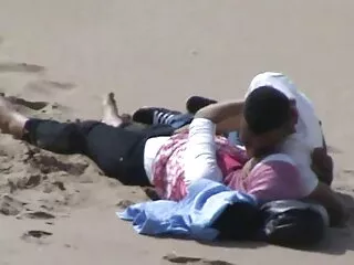 შავკანიანი ქალი თეთრ დივანზე დაიძაბა