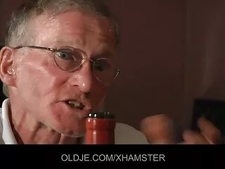 გოგონა ათავსებს დიდ დილდოს პორნო ვიდეოებს