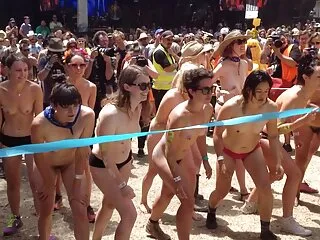 მისი ძუძუები იჭრება როგორც ლიმონები