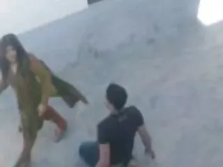 კაცი უკვირს ახალგაზრდა ქალს