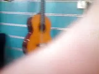 გადაარჩინა მსუქანი წითური ეჭვიანი ბიჭისგან და გააფთრებით დაარტყა სარეცხ მანქანაში