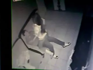 ბიჭებმა შეისწავლეს ახალგაზრდა გოგონა