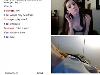 სექსუალური ქალი იწვა ხალიჩაზე