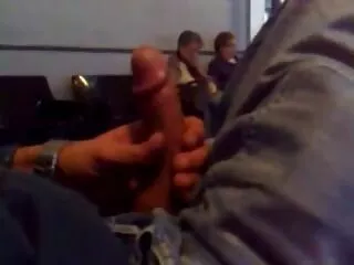 რუსმა ბიჭმა კირილემ ნაზად აკოცა თავისი შეყვარებული ალიონა და მისი საუკეთესო მეგობარი