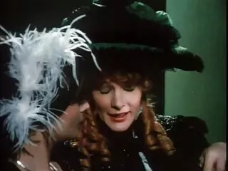 ქერა ქალი ამორტივებს პირს