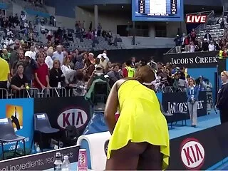 ქერა ქალი იღებს დიდ მამალს პირში