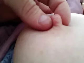 შეწუხებული გოგონა მიდის თავის ზანგთან მის ოთახში