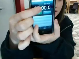 Naughty Kira Noir Fucks მისი საუკეთესო მეგობარი მეგობრის, სანამ ის სძინავს მის გვერდით