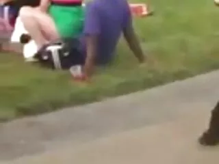 ქალი იღებს თავის დიდ მამალს