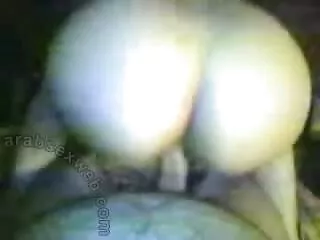 წვერიანი ახალგაზრდა შავი გოგონა არ აპატიებს