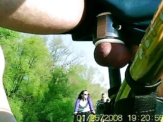 მე მასტურბირებ, სანამ დედაჩემი ოთხივეზეა