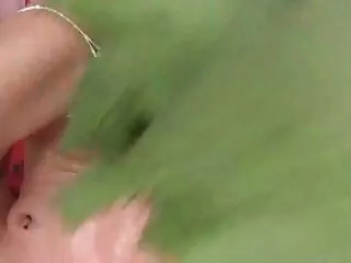 ახალგაზრდა ჯერიკებს აბელა დენგერს და ევერი ადეირს უყვართ მამლები და ცხელი კურდღელი